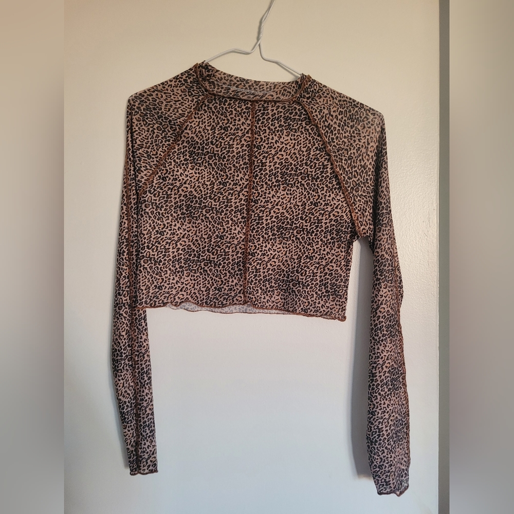 Women's cheetah print long sleeve crop top
